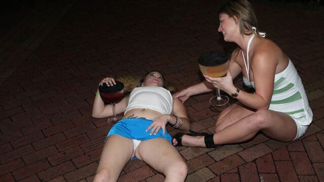 Delicate Emma and Kaylee's straight hair sex