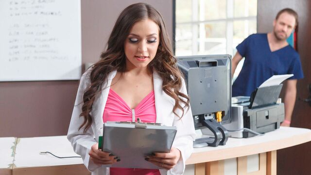 Tiffany Star dans pornographie baise sur le côté de Doctor Adventures