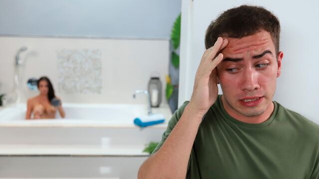 Armani का बाथरूम में वीडियो