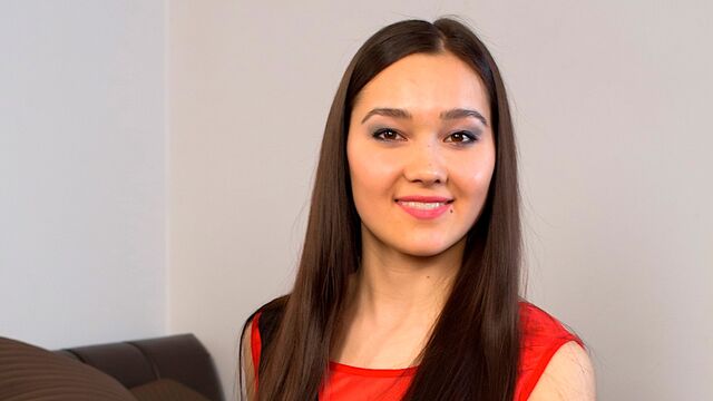 La sonriente Sunny Alika - clip de medias largas - Teen Erotica XXX