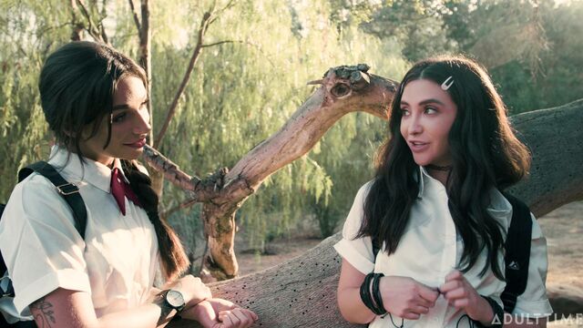 Inatingível Jane Wilde e April Olsen estrelando em quarto sexo