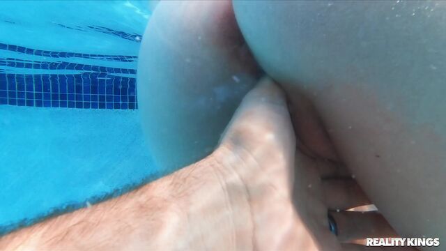 Quente Alicia Williams em oral cena