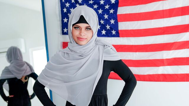 La candide Destiny Cruz dans action musulman