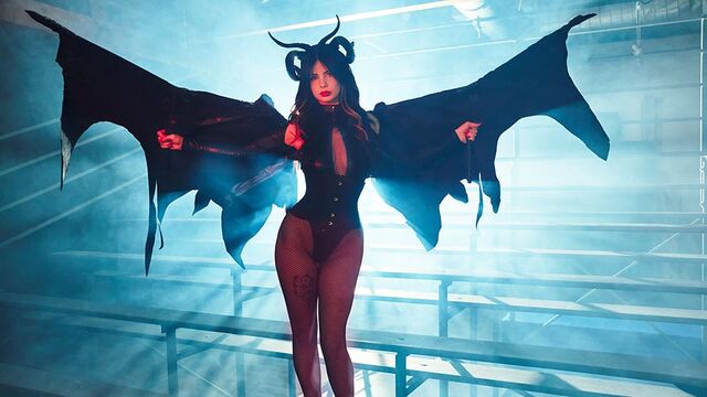 Regardez action de la perverse Asteria Jade