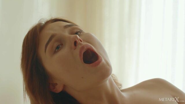 Tirando a roupa pornô com modelo Kery do MetArt X