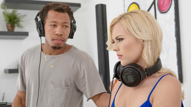 Babes Unleashed - videata lunghi capelli