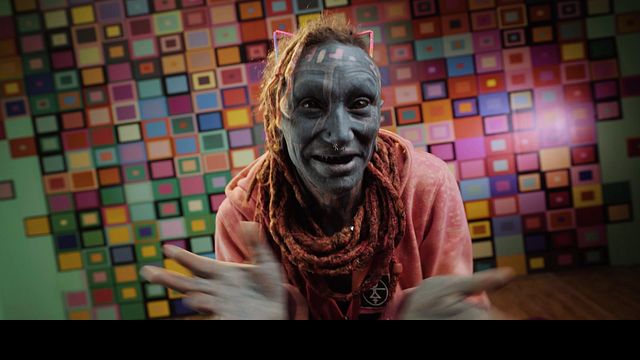 Adelanto de tatuaje protagonizado por la jovial Lily Lu