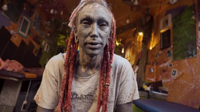 Balanceada Lily Lu em tatuagem filme