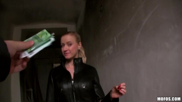 किशोर चलचित्र Mofos से जिंदादिल  Vicktoria Redd के साथ