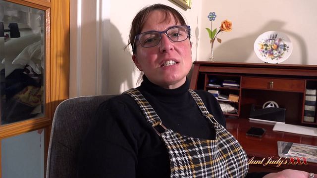 Scena milf procace con bambola ape regina