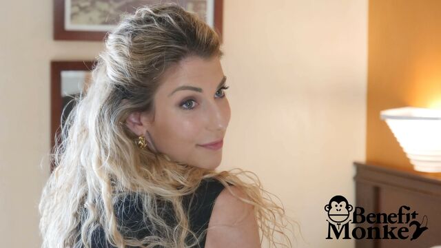 Benefit Monkey presenta scena primo piano con Shona River