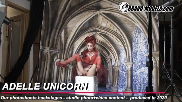 Contenu de petits seins avec l'épatante Adelle Unicorn et Adelle de Bravo Models