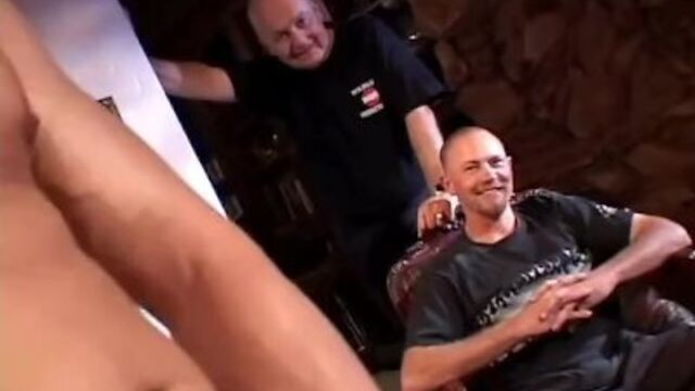 L'harmonieuse madame dans clip plan à trois