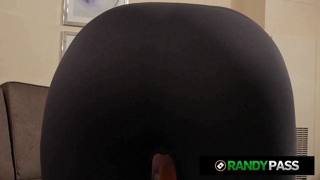 Randy Pass featuring Nikki Zee's solo female action