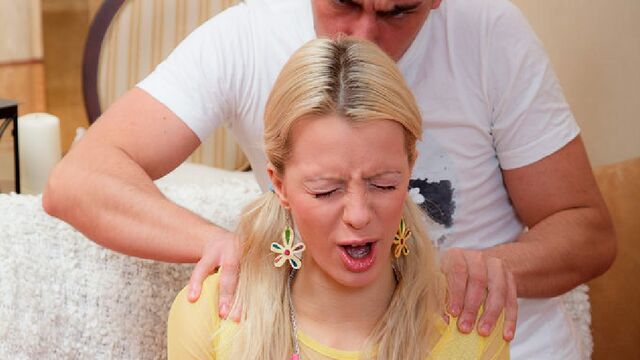 नाज़ुक Iza में अभिनय किया कट्टर चलचित्र