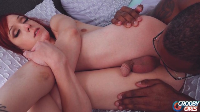 Contenu x de fille rousse avec l'ahurissante fille de Grooby Girls