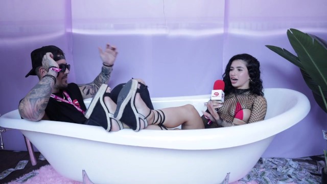 Miami में सार्वजनिक फुटेज Pillow Talk द्वारा