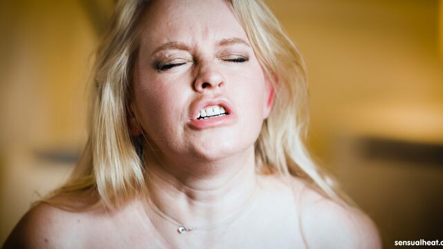 La nympho Anna Lynx en vedette dans film cheveux lisses