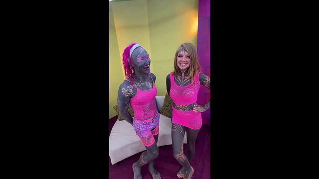 Anuskatzz और Lily का टैटू वाली महिलाएं लिंग