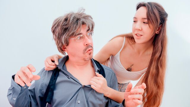 Vidéo de ronde avec l'électrisante Nikki Tiki de Tricky Old Teacher