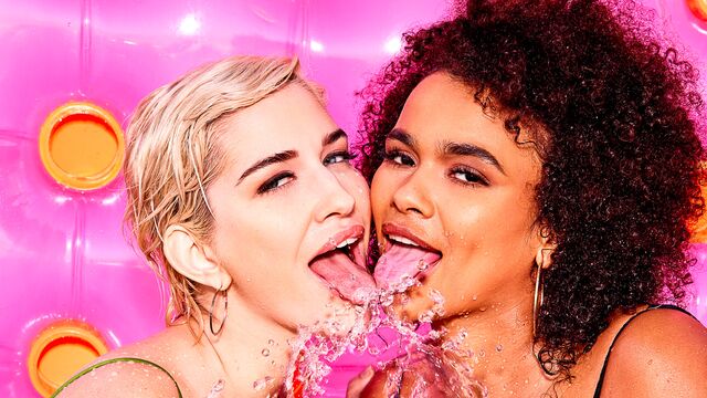Skye Blue e Alina Ali em vaqueira trailer no Blacked.Com