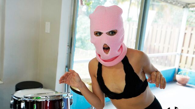 Action de baise sur le côté avec la radieuse Freya Von Doom de Bangbros Clips