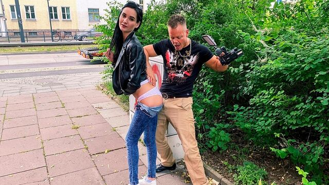 Exótica Megan Venturi em piru grande filme