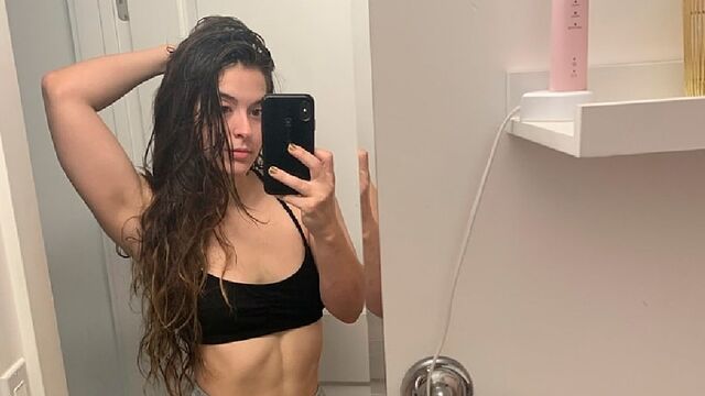 Analized प्रस्तुत करता है Abbie Maley का काउगर्ल दृश्य