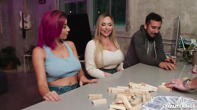 RK Prime präsentiert Roxie Sinner und Callie Brooks's Strippen Porno