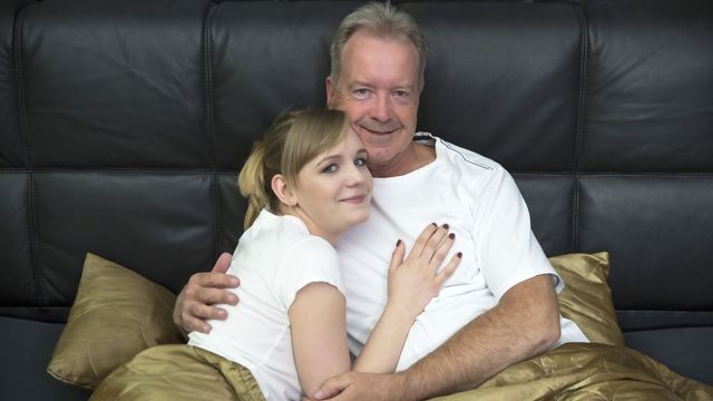 Oldje apresenta peitos naturais trailer da Lucette Nice