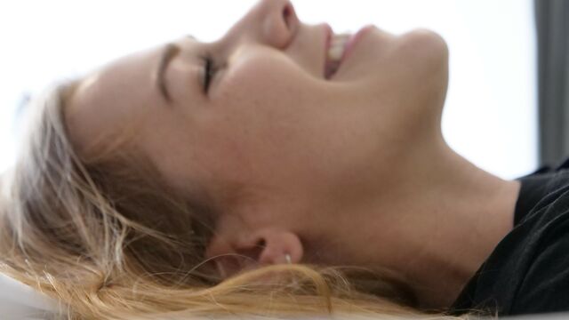 La alocada Alexis Crystal y Nesty - escena de masturbación - Benefit Monkey