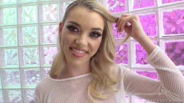 Contenido de la atractiva Anny de rubia 