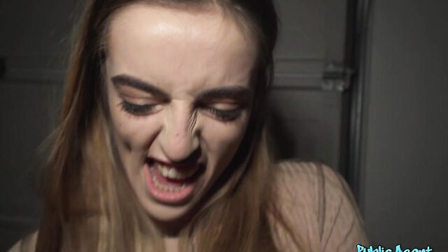 Peitos naturais trailer com devassa Alba Lala do Public Agent