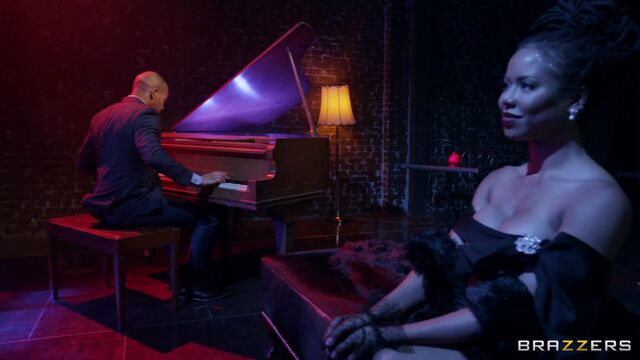 La pin-up Kira Noir et Ebony Mystique - séquence pipe - Pornstars Like it Big