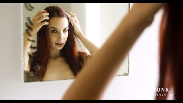 Bem feita April Snow estrelando em Tirando a roupa filmagem