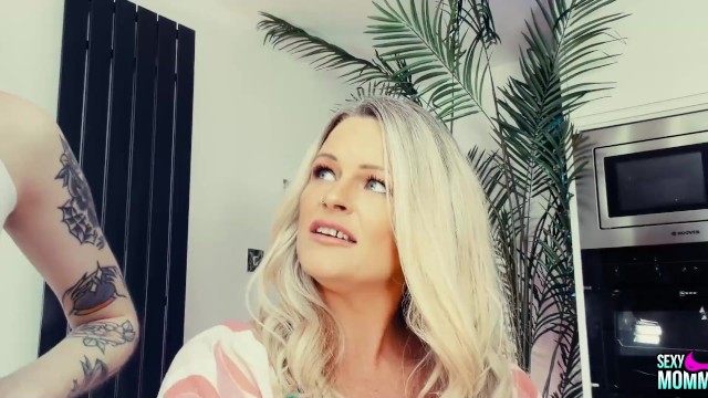 Vívida Nikki Blond e Gigi Rouge estrelando em chupando buceta gravação