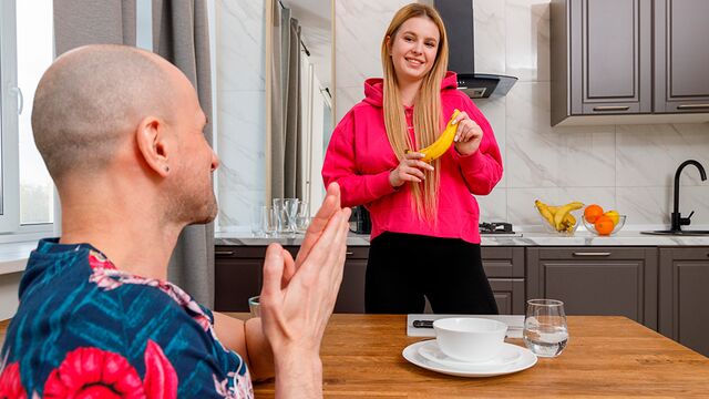 La cool Eliz Benson - escena de piernas largas - Club Sweethearts