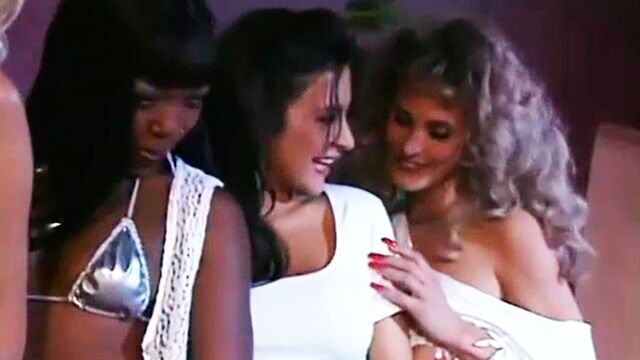 Menage Trois et Candy Vegas dans pornographie par derrière de Heatwave