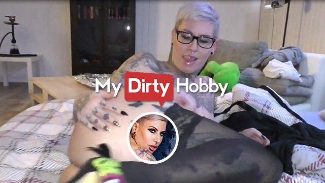Mydirtyhobby présente clip femme tatouée de demoiselle